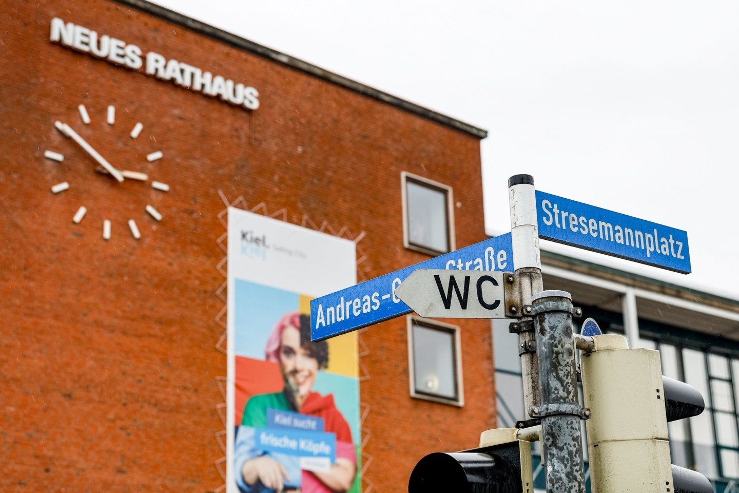 Straßenschilder kennzeichen die Kreuzung Andreas-Gayk-Straße und Stresemannplatz in Kiel, an der das Auto des tatverdächtigen 19-Jährigen mit einem anderen zusammenstieß.