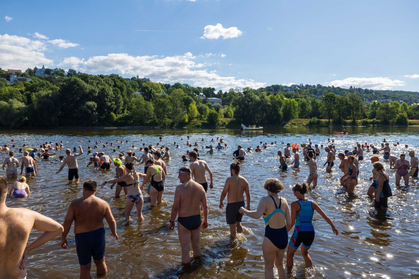 Mehr als 1800 Menschen wollten die rund 3,5 Kilometer lange Strecke schwimmen.