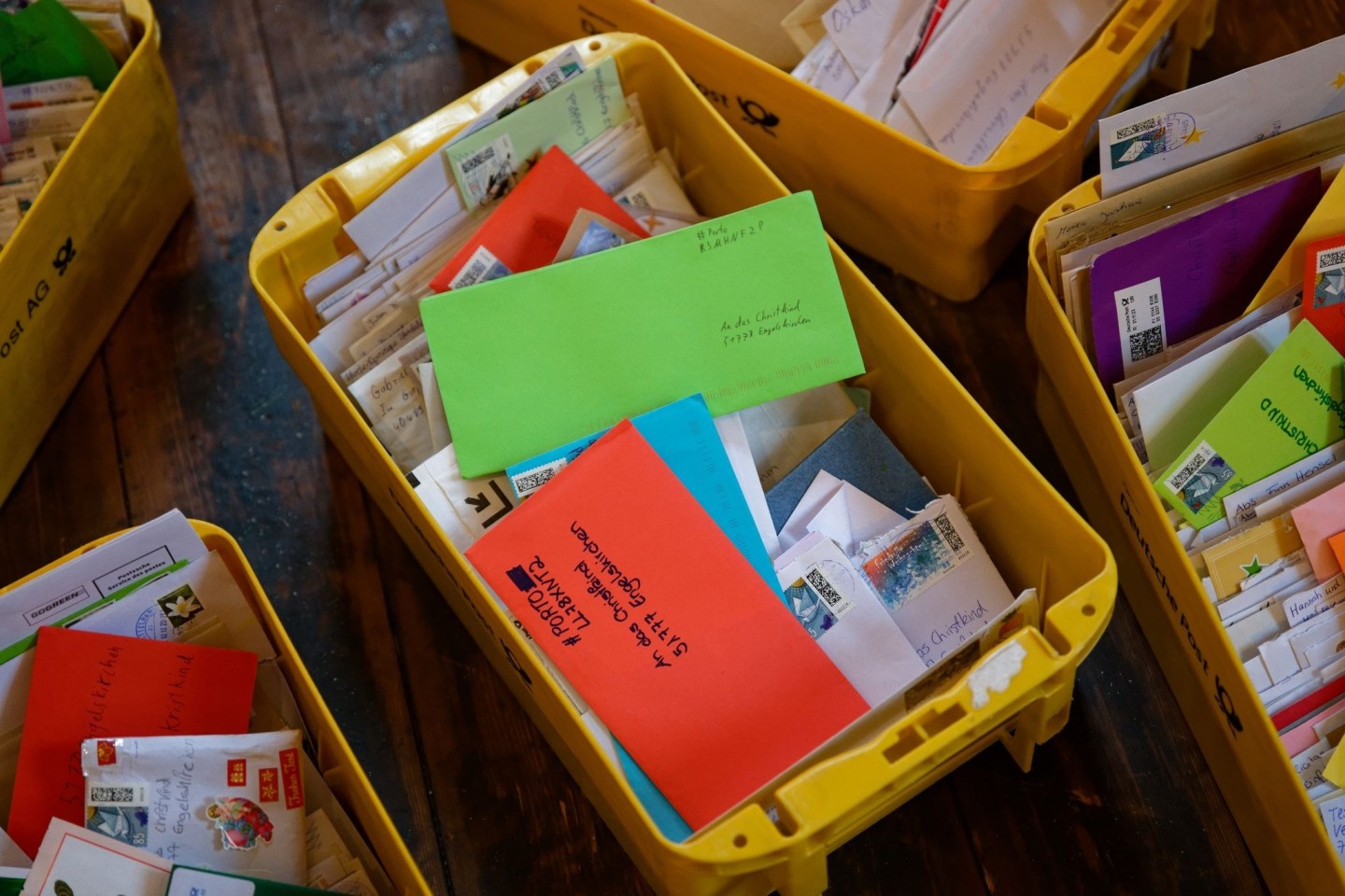 Briefe mit Wunschzettel liegen in der Christkindpostfiliale der Deutschen Post.