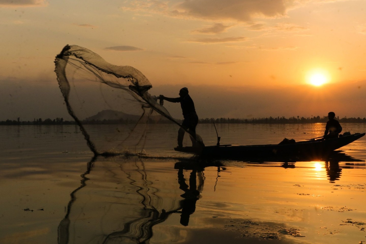 Ein kaschmirischer Fischer wirft sein Netz in den Dal-See. Nach Schätzungen sind etwa 34 Prozent der wilden Meeresfischbestände überfischt, 66 Prozent würden in biologisch nachhaltigem A...