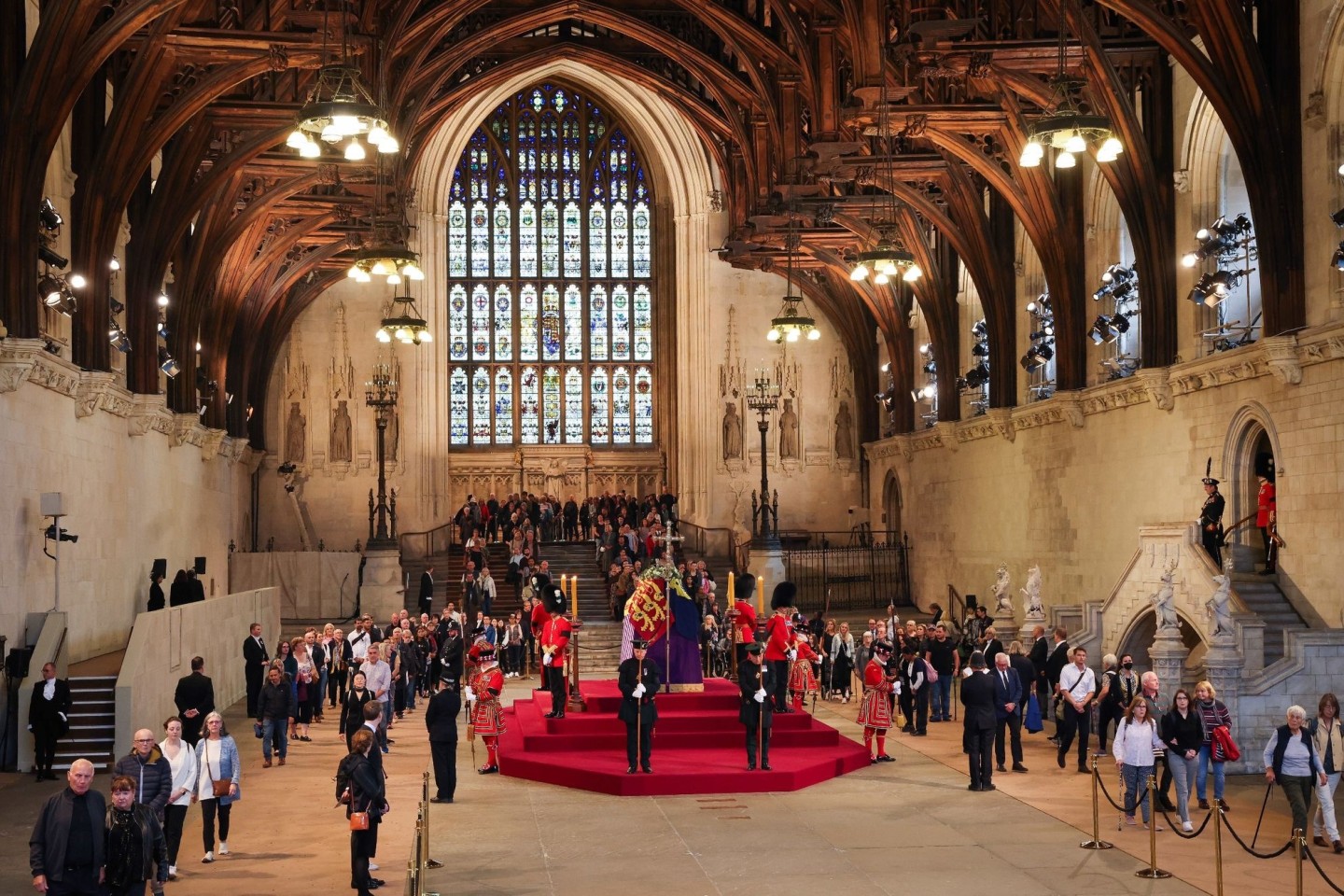 Viele Trauernde sind in die Westminster Hall gekommen, um sich am Sarg der Queen zu verabschieden.