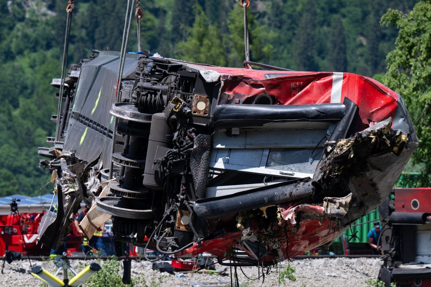 Rettungskräfte haben nach dem schweren Zugunglück einen der Waggons angehoben. Bei dem Unglück im Juni 2022 kamen fünf Menschen ums Leben.