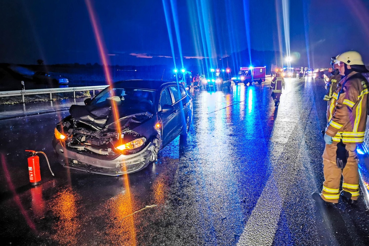 Rettungskräfte stehen auf der Autobahn 6 neben dem Autowrack: Ein Autofahrer ist bei einem Unfall infolge eines Gewitterregens auf der A6 in Richtung Nürnberg ums Leben gekommen.