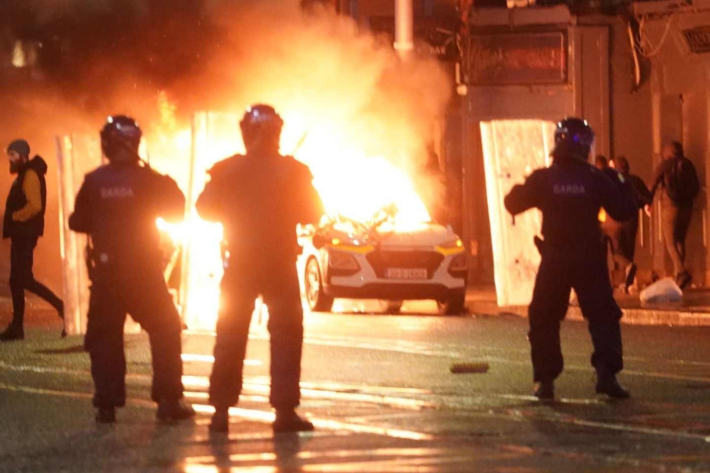 In der Nähe des Tatorts kam es am Abend zu schweren Ausschreitungen. Dabei wurde auch ein Polizeiauto in Brand gesetzt.