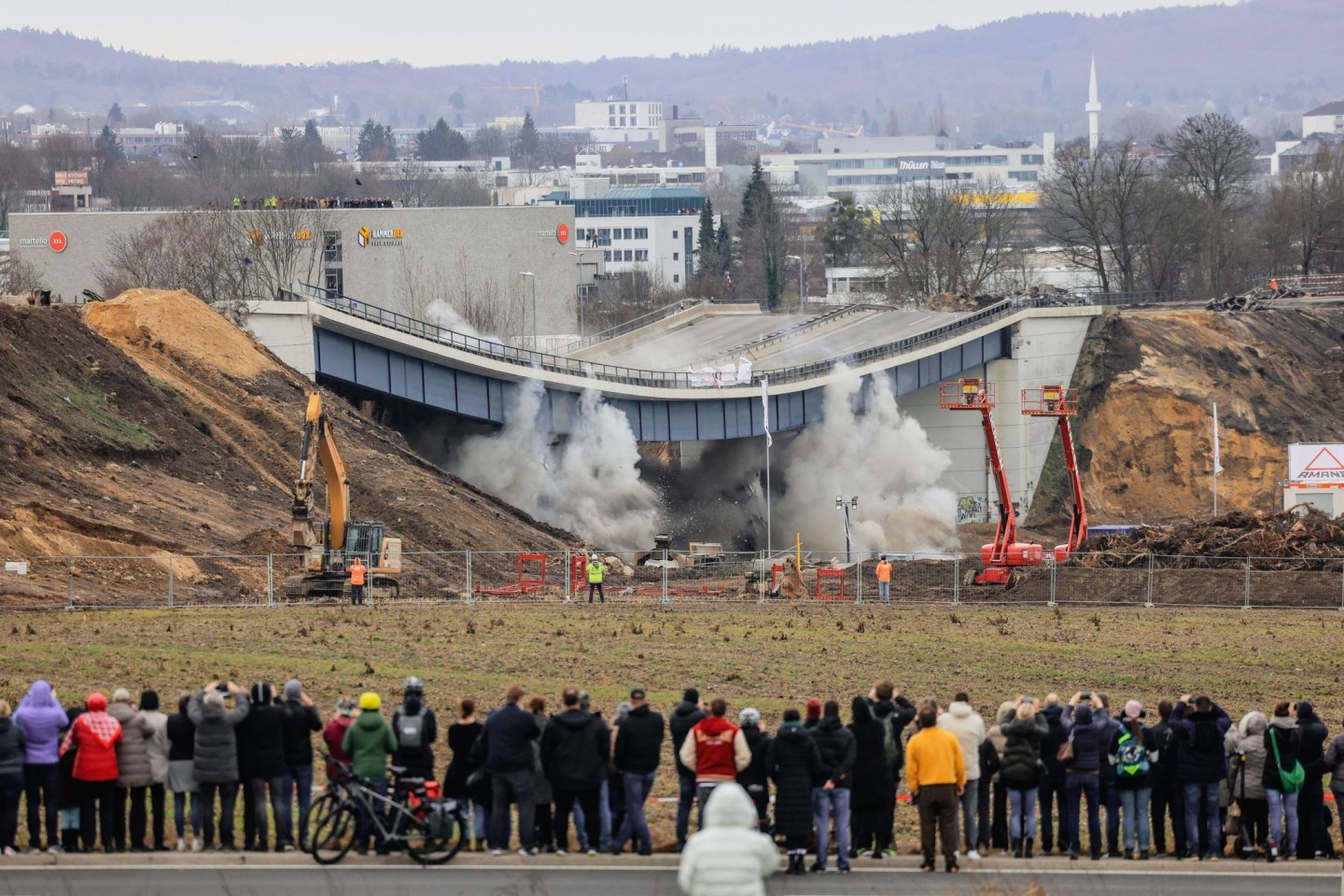 Schaulustige beobachten die Sprengung der Haarbachtalbrücke.