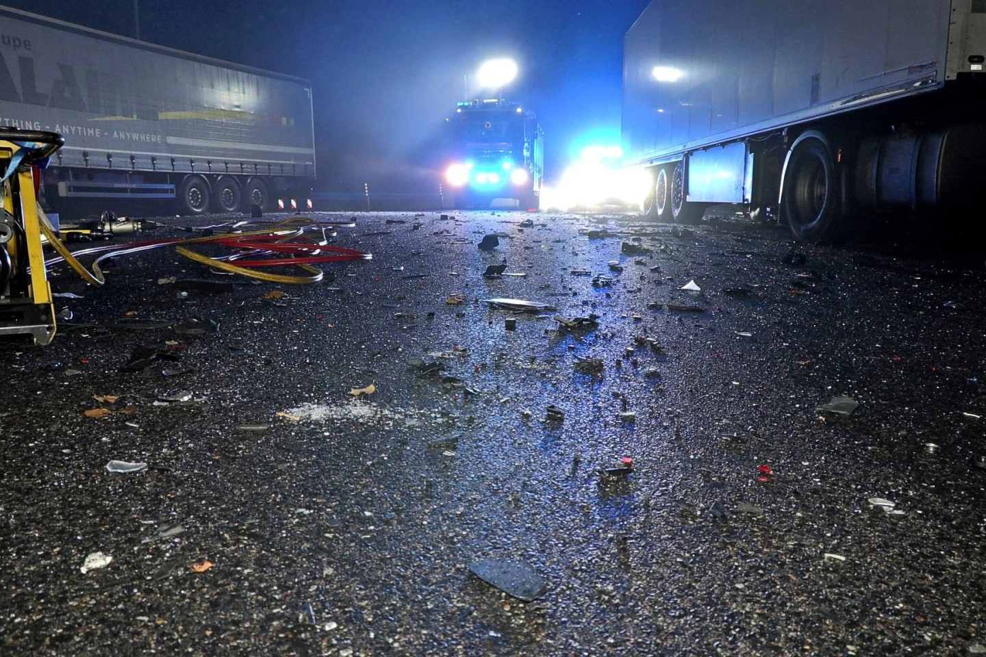Bei einem Unfall auf einem Raststättengelände an der Autobahn 46 sind in der Nacht zu Sonntag zwei Männer gestorben.