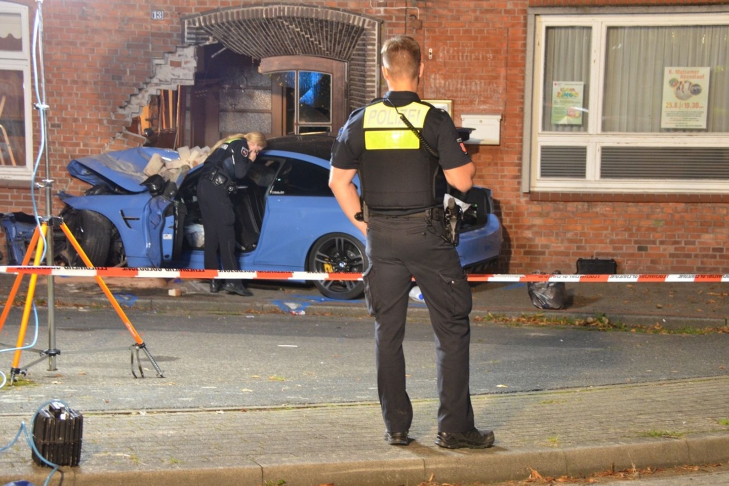 Ein Auto ist in Melsum im Landkreis Stade in eine Hauswand geprallt.