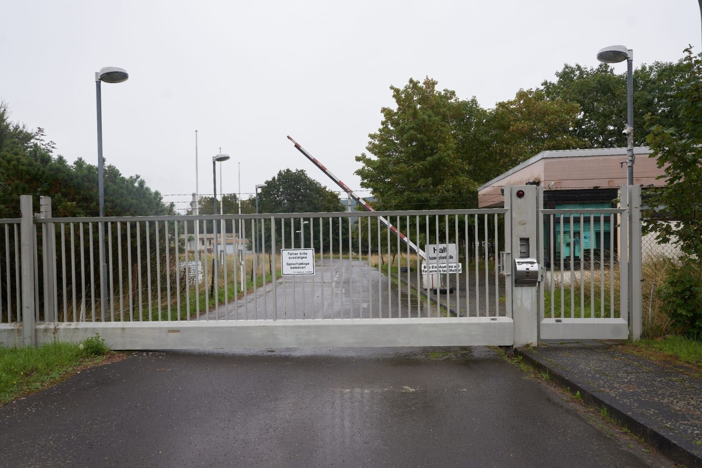 Blick auf das Gelände eines ehemaligen Bundeswehr-Bunkers in Traben-Trarbach, der als Cyber-Bunker bekannt wurde.