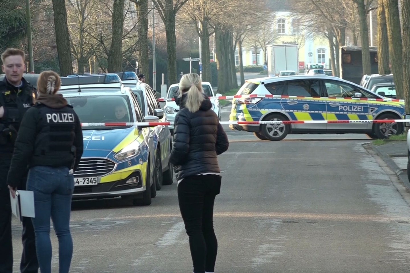 Einsatzkräfte der Polizei stehen in der Nähe des Tatorts in Ochtrup.