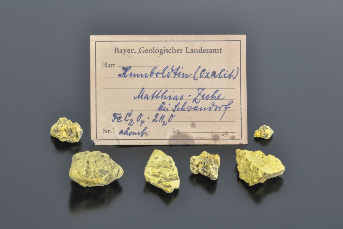 Das seltene Mineral Humboldtin besteht aus Kohlenstoff und Wasser und enthält gleichzeitig auch Eisen.