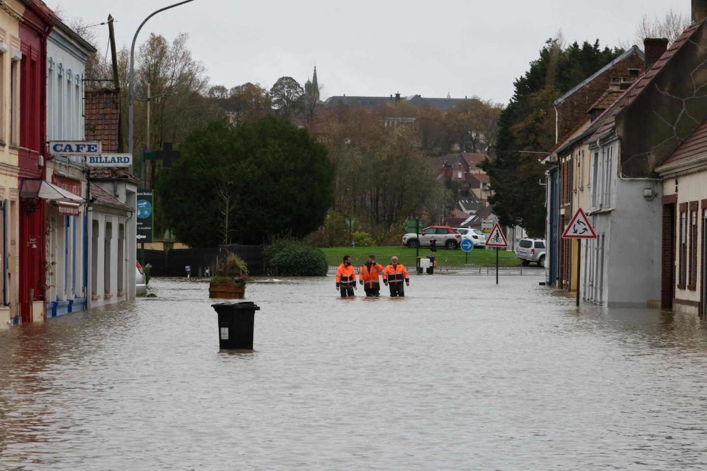 Überflutete Straße in der Region Pas-De-Calais in Nordfrankreich.